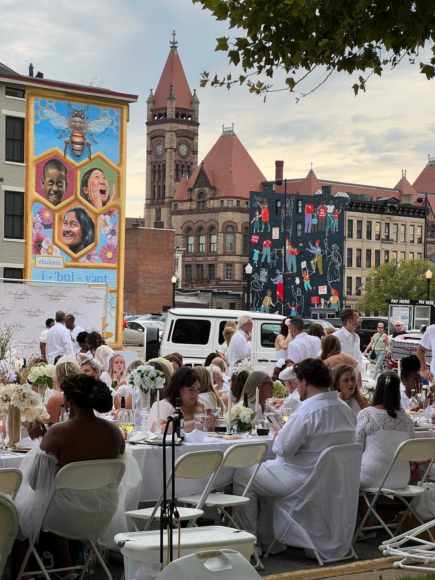Diners enjoying Diner en Blanc and the view of the city while The Cincinnati Brass Band performs